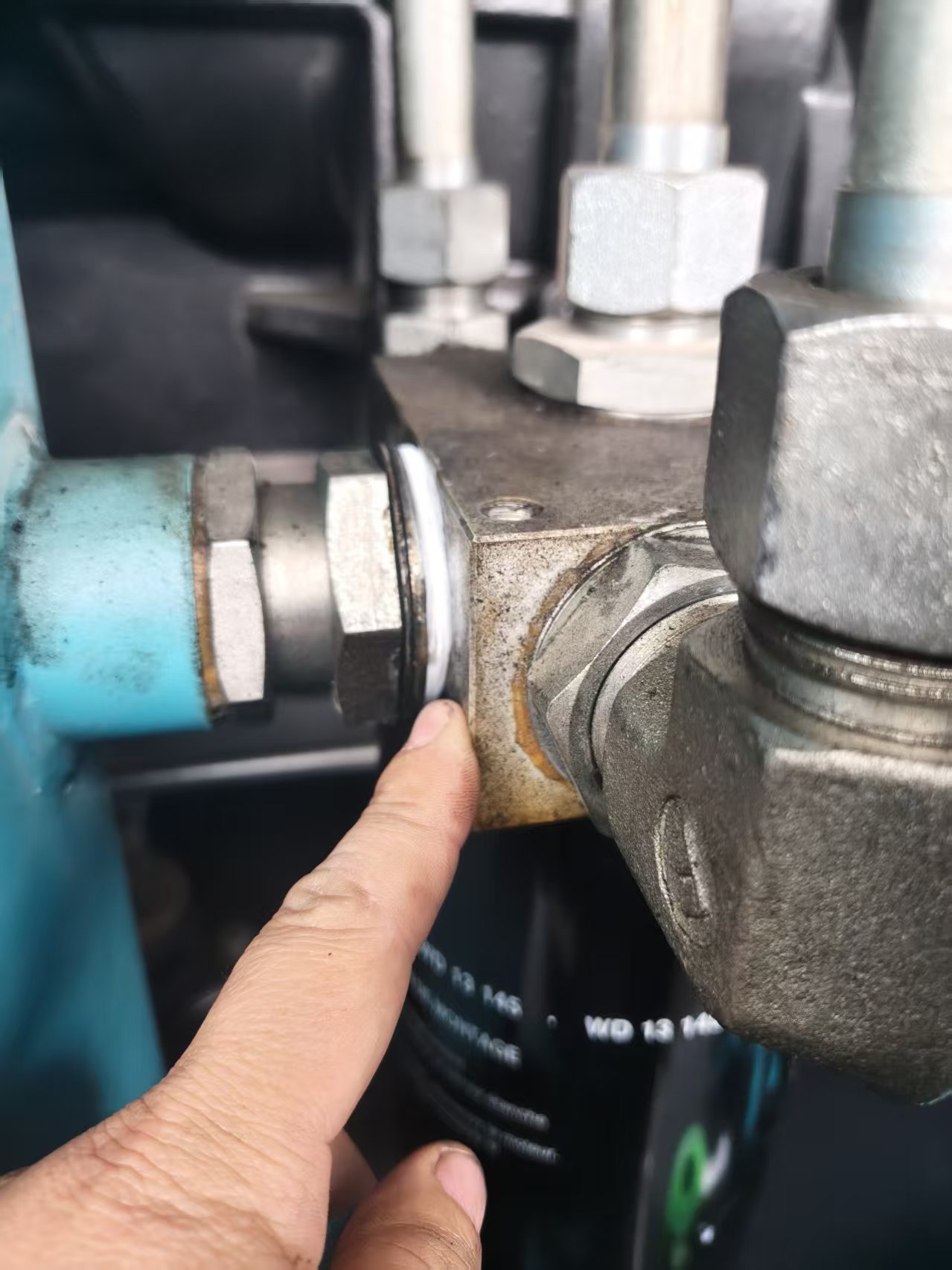 宁德某服装厂空压机漏油紧急抢修案例